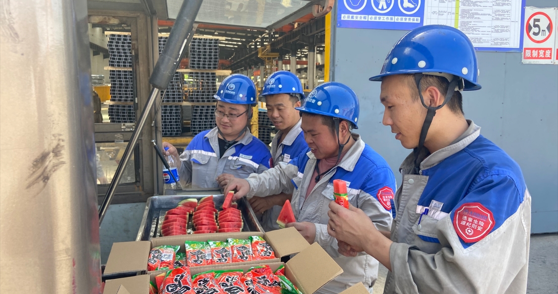 尊龙凯时新质料坚持为一线生产员工开“凉”方，防暑保安康